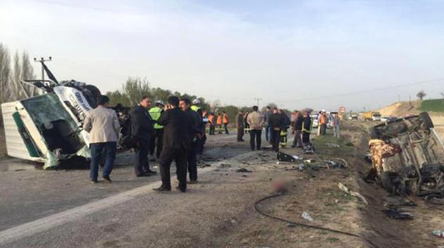 Konya’da Cenaze aracı ile hafif ticari araç çarpıştı: 4 ölü, 2 yaralı
