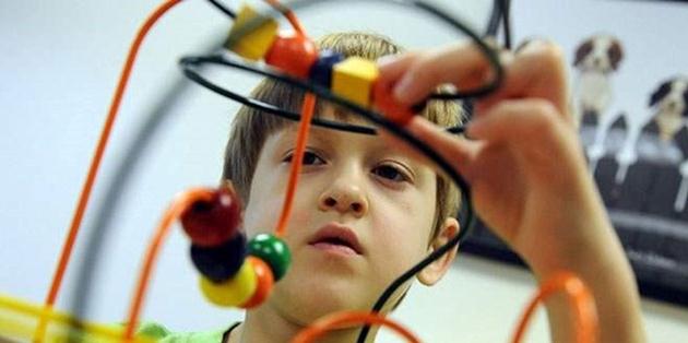 Çocuğun sosyal hayata uyumunu kolaylaştıran oyunlar, otizm tedavisinde önemli yer tutuyor.