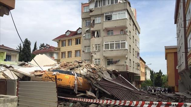 İstanbul’da tahliye edilen bina çöktü!