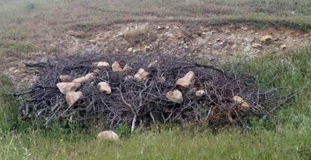 Patlayıcılar, toprağın altına gizlenmiş üstleri kamufle edilmişti.