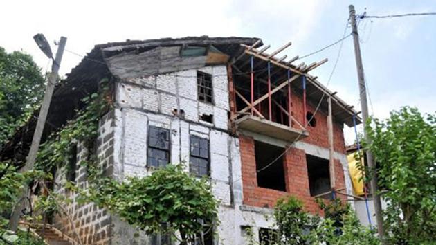 Mirası evi ortadan ikiye bölerek paylaştılar