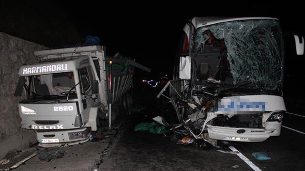 Yolcu otobüsü kamyona çarptı: 1 ölü, 39 yaralı!