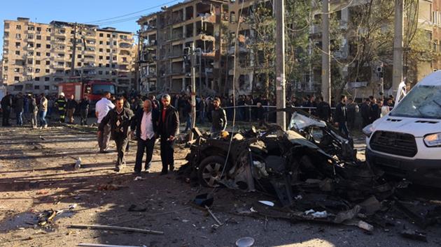 Diyarbakır’da bombalı terör saldırısı: 2’si polis 8 kişi şehit oldu