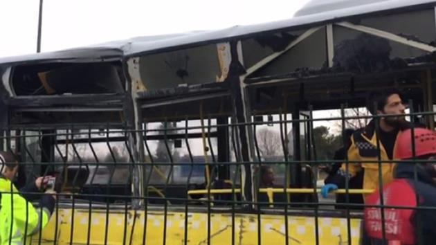 Küçükçekmece’de servis aracı metrobüse çarptı: 7 yaralı