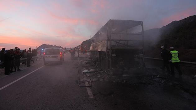 Yolcu otobüsü TIR’a çarptı: 13 ölü, 15 yaralı!